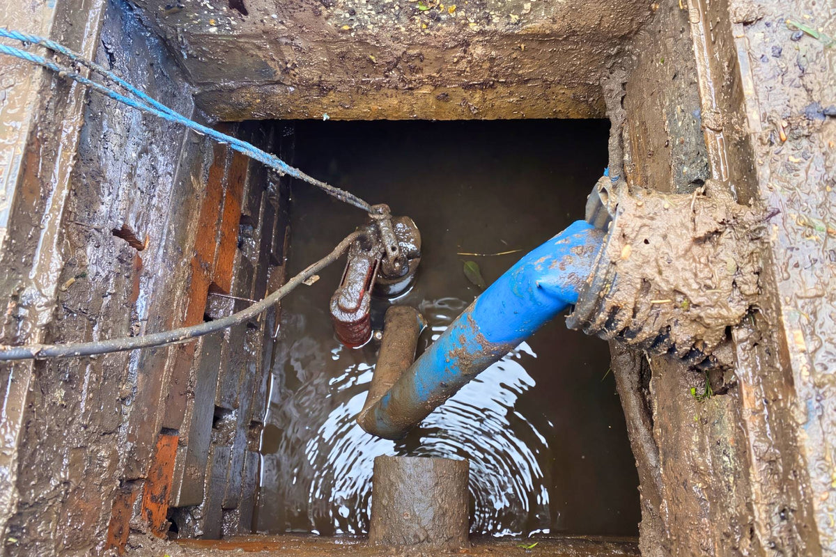 Sump Pump with layflat hose installed and kinked in the chamber