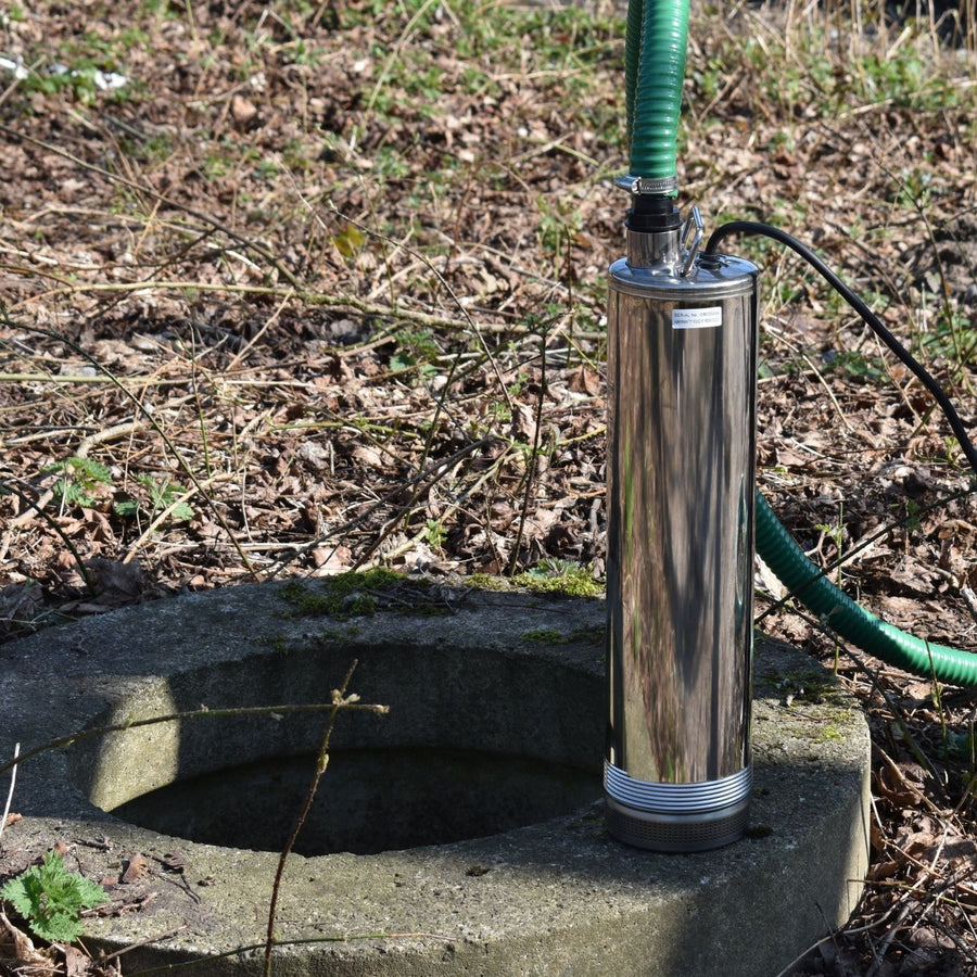 Umbra pompe acuasub on side of a concrete well 