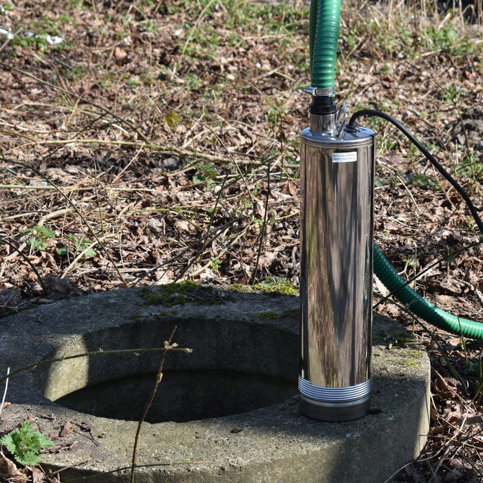 Umbra pompe acuasub on side of a concrete well 